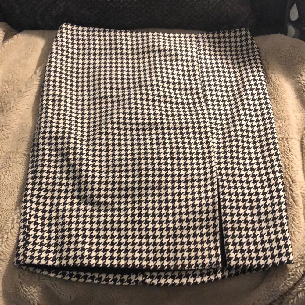 LAST CHANCE 💄 WHBM White and Black Skirt, size 12